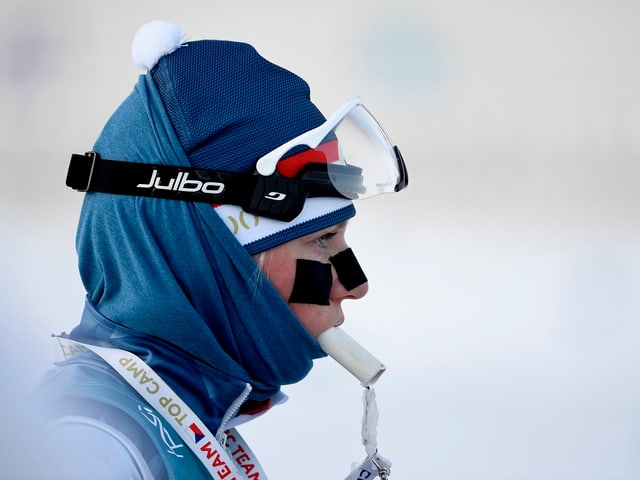 Athletin mit einer seltsamen Metallröhre im Mund