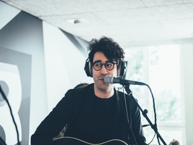 Pegasus-Sänger Noah Veraguth spielte mit seiner Band «Monday's Wedding», einen Song der Genfer Band Stevans.