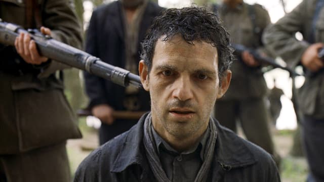 Mann bekommt ein Gewehr von hinten an den Kopf gehalten. Mann bekommt ein Gewehr von hinten an den Kopf gehalten.