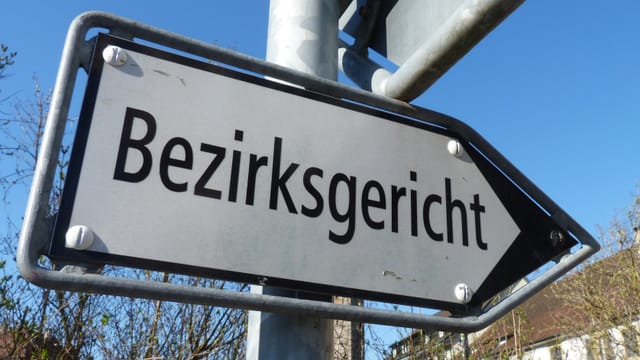 Schild mit der Aufschrift Bezirksgericht Schild mit der Aufschrift Bezirksgericht