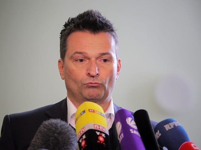 Christian Heidel vor einigen Mikrophonen