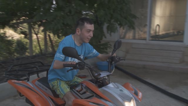 Yasin sitzt auf dem Motorrad. Yasin sitzt auf dem Motorrad.