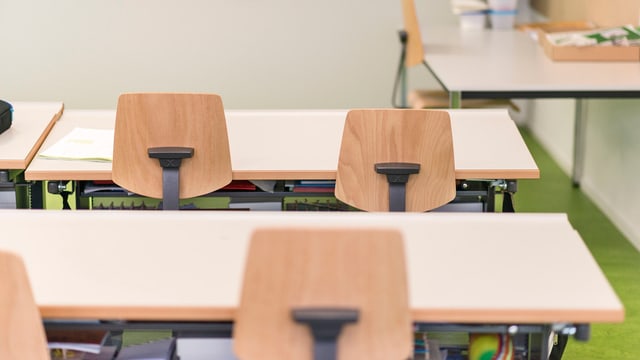 Leere Tische und Stühle in einem Schulzimmer. Leere Tische und Stühle in einem Schulzimmer.