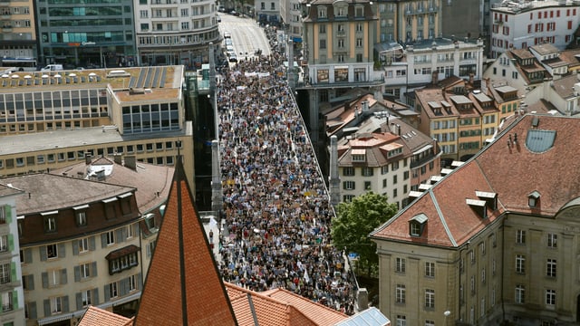 Demonstrationszug von weitem. Demonstrationszug von weitem.
