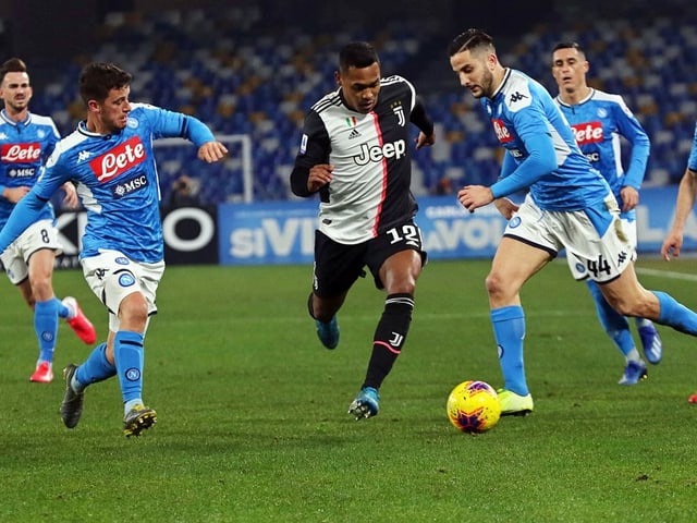 Juventus' Alex Alex Sandro kommt nicht an den Napoli-Spielern vorbei. Juventus' Alex Alex Sandro kommt nicht an den Napoli-Spielern vorbei.