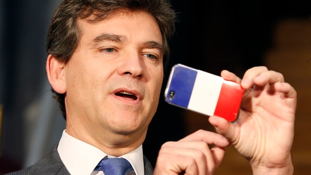 Arnaud Montebourg mit einem Smartphone in der Hand. Arnaud Montebourg mit einem Smartphone in der Hand.