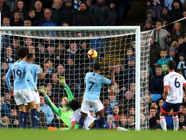Raheem Sterling verwertet einen Abpraller zum 2:1. Raheem Sterling verwertet einen Abpraller zum 2:1.