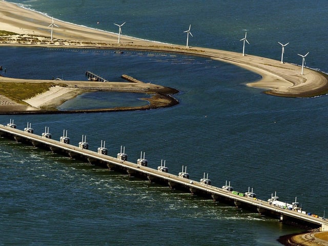 Bewegliche Barrieren am Oosterscheldekering am Hoek van Holland bei Rotterdam. Bewegliche Barrieren am Oosterscheldekering am Hoek van Holland bei Rotterdam.