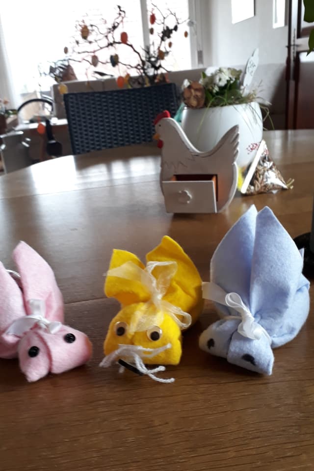 Drei bunte Hasengebilde aus Papier.