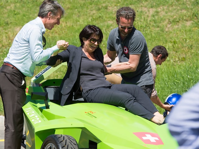 Leuthard steigt in Rennwagen