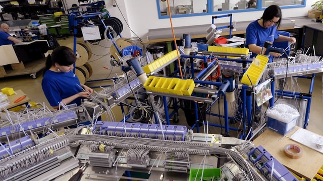 Zwei Mitarbeiterinnen in der Produktionshalle der Stadler Rail Group in Bussnang (TG). Zwei Mitarbeiterinnen in der Produktionshalle der Stadler Rail Group in Bussnang (TG).