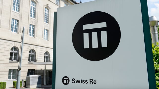 Logo vor einem Gebäude. Logo vor einem Gebäude.