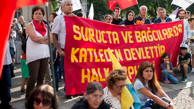 Kurden demonstrieren in Zürich mit Fahnen und Transparenten. Kurden demonstrieren in Zürich mit Fahnen und Transparenten.
