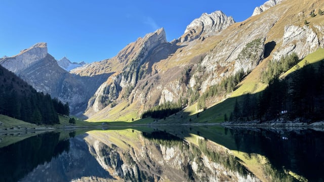 Blick vom Seealpsee zum Säntis. Direkt unter dem Gipfel liegt wenig Schnee. Blick vom Seealpsee zum Säntis. Direkt unter dem Gipfel liegt wenig Schnee.