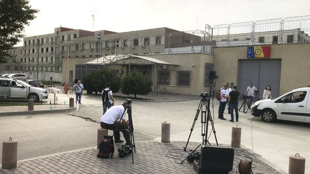Journalisten vor Gefängnis. Journalisten vor Gefängnis.