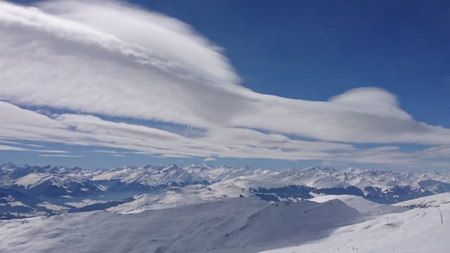 Verschiedene Föhnwolken über dem Bündner Oberland. Verschiedene Föhnwolken über dem Bündner Oberland.