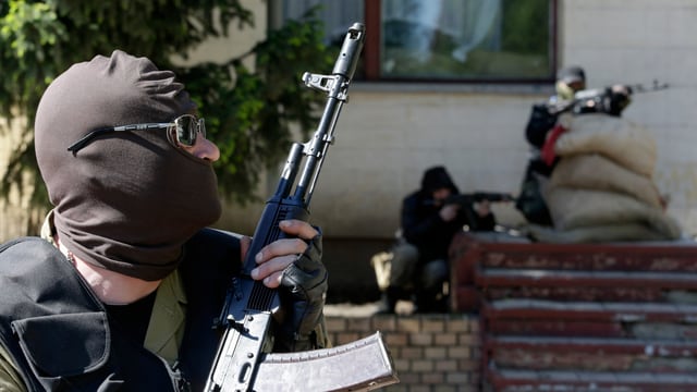 Bewaffnete und maskierte Männer Bewaffnete und maskierte Männer
