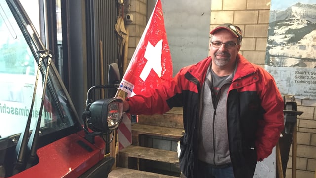 Hans Feuz posiert am Festtag in Schangnau neben einem Landwirtschaftsfahrzeug. Hans Feuz posiert am Festtag in Schangnau neben einem Landwirtschaftsfahrzeug.