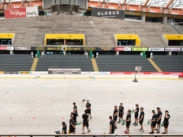 Die Spieler des SC Bern im Training. Die Spieler des SC Bern im Training.