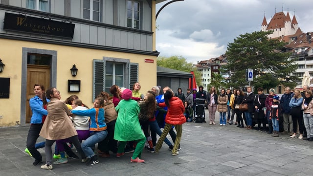 Tanzgruppe, Zuschauer und Schloss Thun im Hintergrund Tanzgruppe, Zuschauer und Schloss Thun im Hintergrund