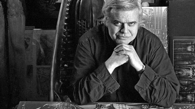 HR Giger, umgeben von seinen Skulpturen und Gemälden, aufgenommen im Januar 1995 in Gigers Wohnhaus in Zürich. HR Giger, umgeben von seinen Skulpturen und Gemälden, aufgenommen im Januar 1995 in Gigers Wohnhaus in Zürich.