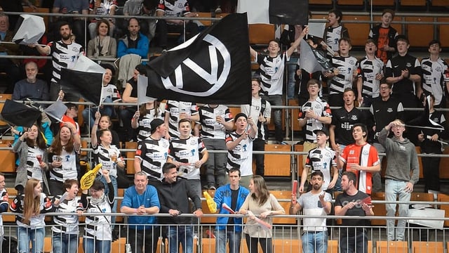Fans auf Tribüne Fans auf Tribüne