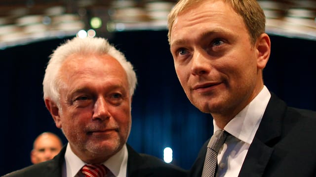 Ein älterer weisshaariger und ein junger blonder Mann Ein älterer weisshaariger und ein junger blonder Mann