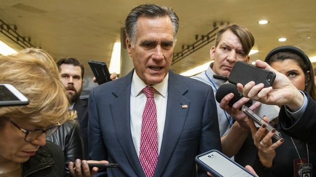 Mitt Romney umringt von Journalisten. Mitt Romney umringt von Journalisten.