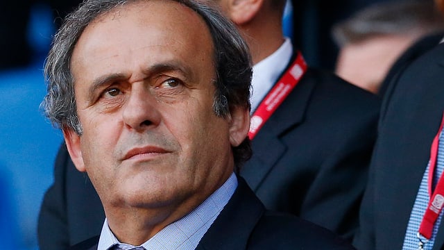 Platini mit ernster Mine. Platini mit ernster Mine.