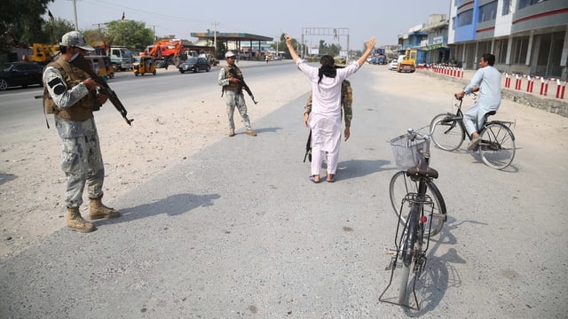 Strassenkontrollen gegen Anschläge: Die Drohungen der Taliban haben grosse Wirkung. Strassenkontrollen gegen Anschläge: Die Drohungen der Taliban haben grosse Wirkung.