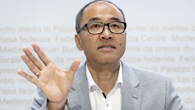 Sang-Il Kim an einer Medienkonferenz Sang-Il Kim an einer Medienkonferenz