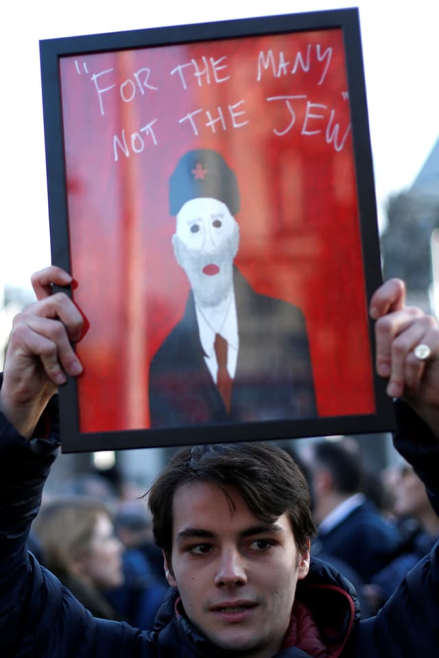 Banner mit der Aufschrift: "Für die vielen, nicht die wenigen» wurde zu «Für die vielen, nicht den Juden." Banner mit der Aufschrift: "Für die vielen, nicht die wenigen» wurde zu «Für die vielen, nicht den Juden."