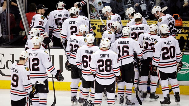 Die Spieler der Chicago Blackhawks verlassen in Los Angeles enttäuscht das Eis. Die Spieler der Chicago Blackhawks verlassen in Los Angeles enttäuscht das Eis.
