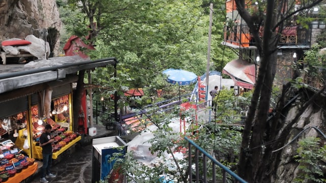 Eine Nische in Darband. Eine Art Verkaufsstand in einer Schlucht. Eine Nische in Darband. Eine Art Verkaufsstand in einer Schlucht.