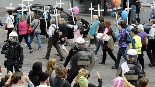 Polizisten schirmen den Umzug der Abtreibungsgegner ab. Polizisten schirmen den Umzug der Abtreibungsgegner ab.