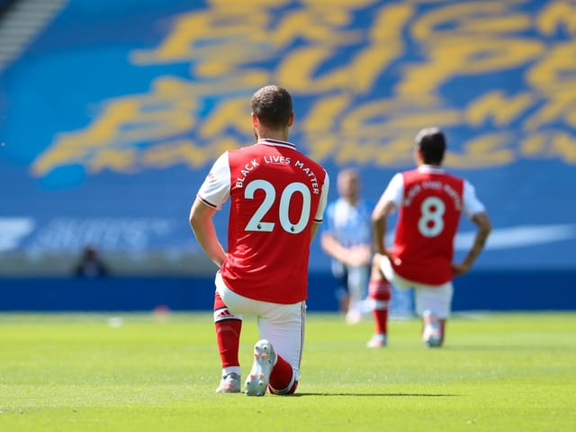 Beim Wiederbeginn in der Premier League trugen alle Spieler Trikots mit der Aufschrift «Black Lives Matter». Als Zeichen der Solidarität für die Bewegung gegen Polizeigewalt und Rassismus knieten die Akteure vor Spielbeginn.