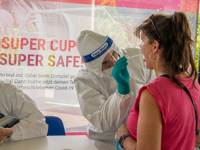 Fans, die vom Supercup-Final in Budapest nach Bayern zurückkehren, müssen sich auf das Corona-Virus testen lassen oder in häusliche Quarantäne. Fans, die vom Supercup-Final in Budapest nach Bayern zurückkehren, müssen sich auf das Corona-Virus testen lassen oder in häusliche Quarantäne.