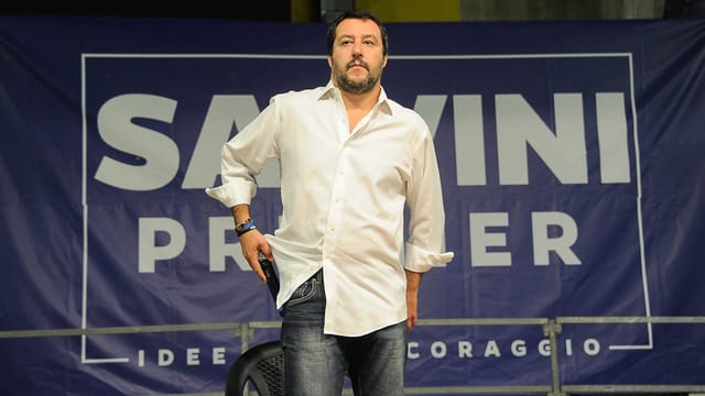 Mann in weissem Hemd vor einem blauen Transparent. Mann in weissem Hemd vor einem blauen Transparent.