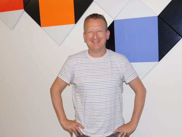 Mann in gestreiftem T-Shirt stützt Hände in der Hüfte ab. Mann in gestreiftem T-Shirt stützt Hände in der Hüfte ab.