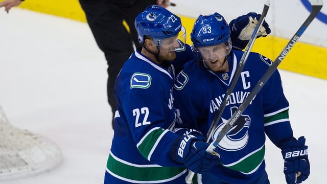 Daniel Sedin umarmt Zwillingsbruder Henrik. Daniel Sedin umarmt Zwillingsbruder Henrik.