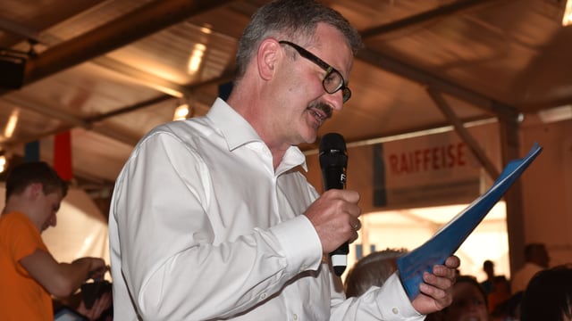 Plölzl mit Mikrofon im Festzelt. Er liest etwas vom Blatt ab. Plölzl mit Mikrofon im Festzelt. Er liest etwas vom Blatt ab.