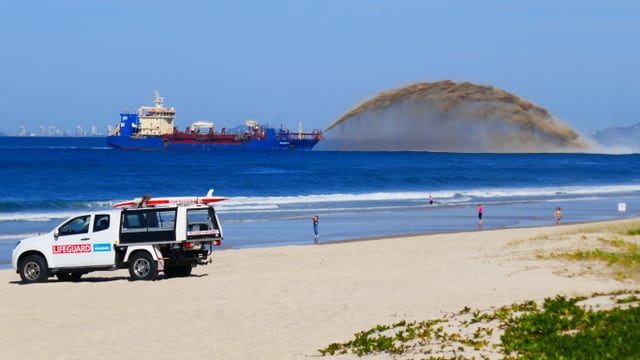 Baggerschiff bringt Sand Baggerschiff bringt Sand