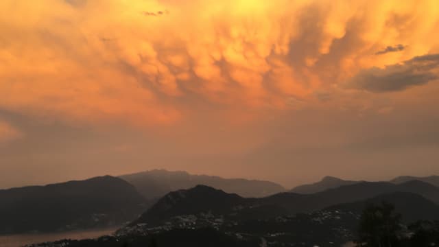 Blick von Cademario auf die Mammatuswolken über dem Luganersee. Blick von Cademario auf die Mammatuswolken über dem Luganersee.