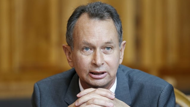 Philipp Müller sitzt im Ständerat und verschränkt die Hände. Philipp Müller sitzt im Ständerat und verschränkt die Hände.