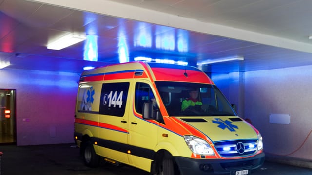 Der Grund für die verspätete Ambulanz in Fislisbach war ein Fehler der Einsatzzentrale. (Symbolbild) Der Grund für die verspätete Ambulanz in Fislisbach war ein Fehler der Einsatzzentrale. (Symbolbild)