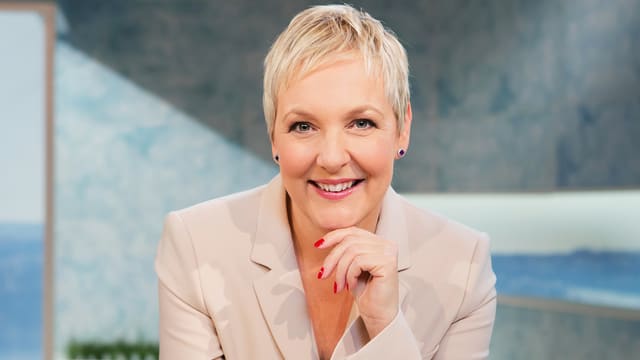 Jeanne Fürst, Porträt mit Hand am Kinn. Jeanne Fürst, Porträt mit Hand am Kinn.