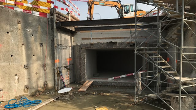 Eingang des Tunnels, der das Spital mit dem Gebäude für Forschung und Lehre verbinden soll. Eingang des Tunnels, der das Spital mit dem Gebäude für Forschung und Lehre verbinden soll.