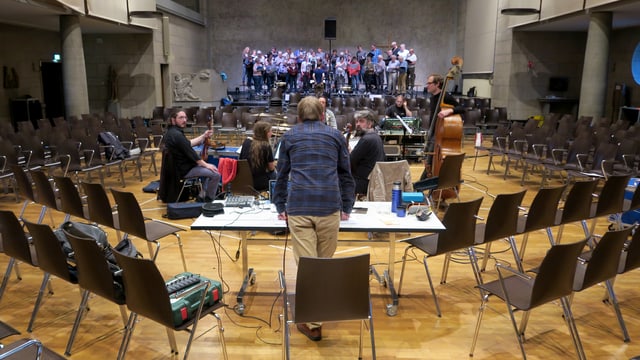 Kirchensaal mit Chor und Musik-Ensemble Kirchensaal mit Chor und Musik-Ensemble