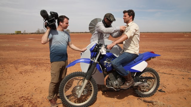 Die Filmcrew und Sven Furrer, der auf einem Motorrad sitzt. Die Filmcrew und Sven Furrer, der auf einem Motorrad sitzt.