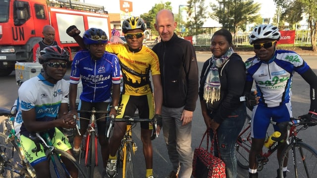 Radrennfahrer, eine Frau und ein Mann. Radrennfahrer, eine Frau und ein Mann.